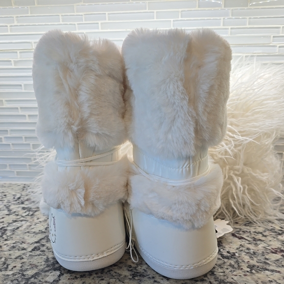 Hello Kitty Fluffy White Kids Boots - Picture 3 of 11